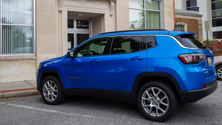 2023 Jeep Compass Latitude Lux parked