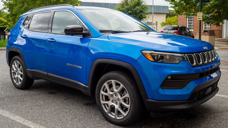 2023 Jeep Compass Latitude Lux pasenger side profile