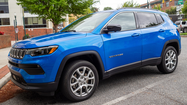 2023 Jeep Compass Latitude Lux side profile