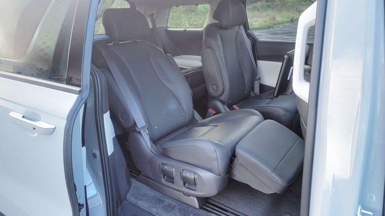 2023 Kia Carnival VIP lounge seats