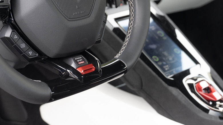 Lamborghini Huracán Tecnica steering wheel drive mode button