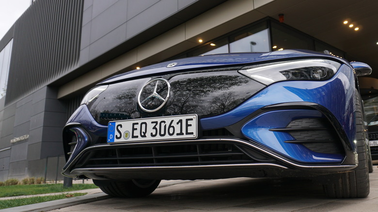 Mercedes-Benz EQE 350+ Spectral Blue in Frankfurt