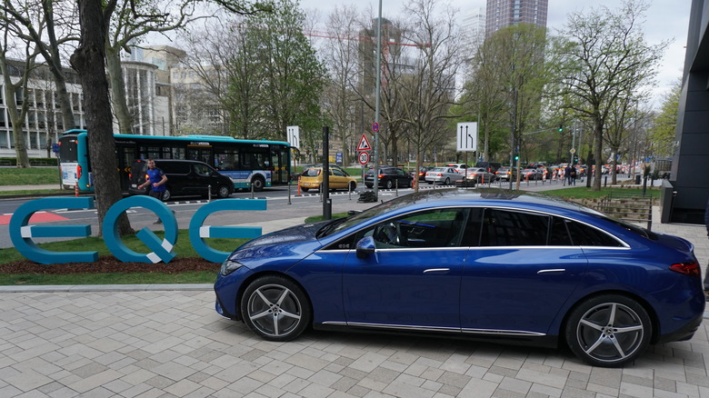 Mercedes-Benz EQE 350+ Spectral Blue in Frankfurt