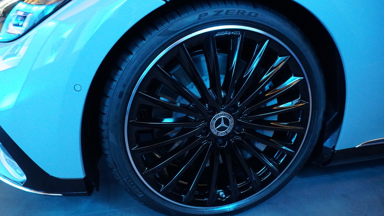 Mercedes-Benz EQE 350+ Opalite White wheel