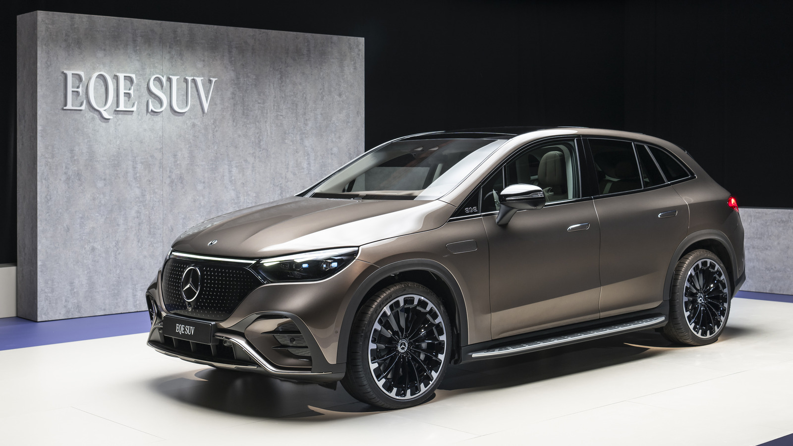 2023 MercedesBenz EQE SUV & 2024 AMG EQE SUV First Look Compact SUVs With Big Electric Dreams