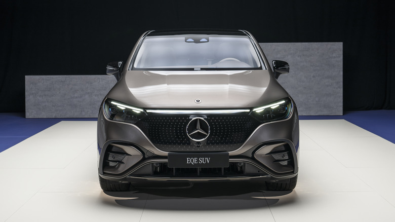 2023 Mercedes-EQ EQE SUV front view