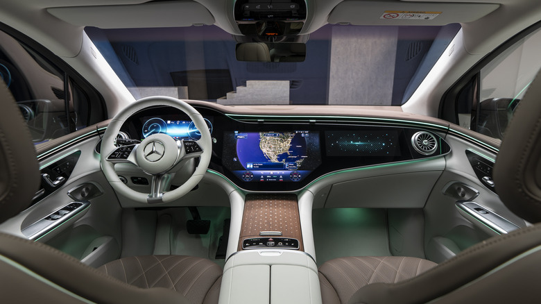 2023 Mercedes-EQ EQE SUV MBUX Hyperscreen