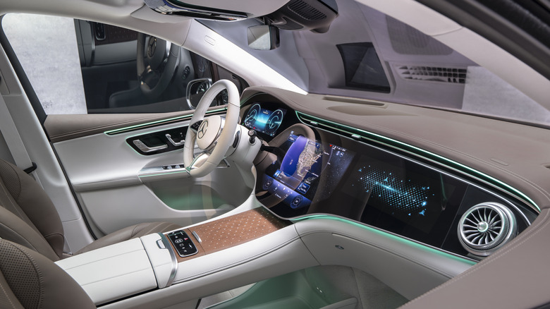 2023 Mercedes-EQ EQE SUV interior