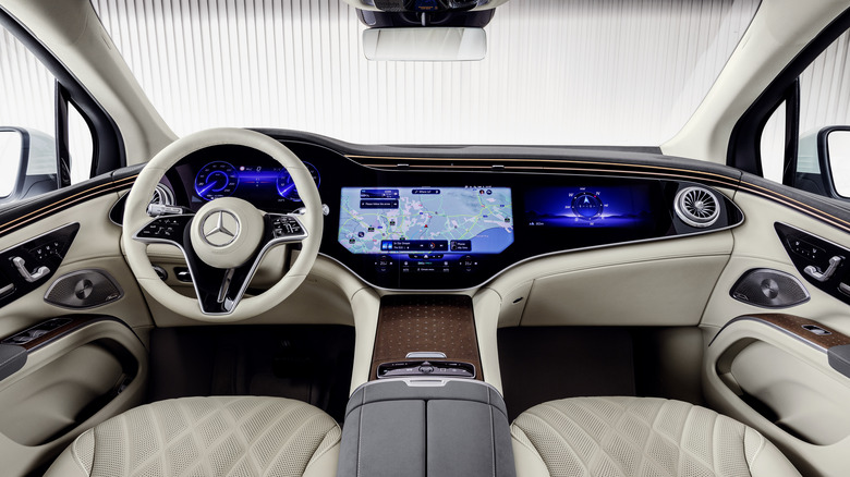 Mercedes-Benz EQS SUV front interior