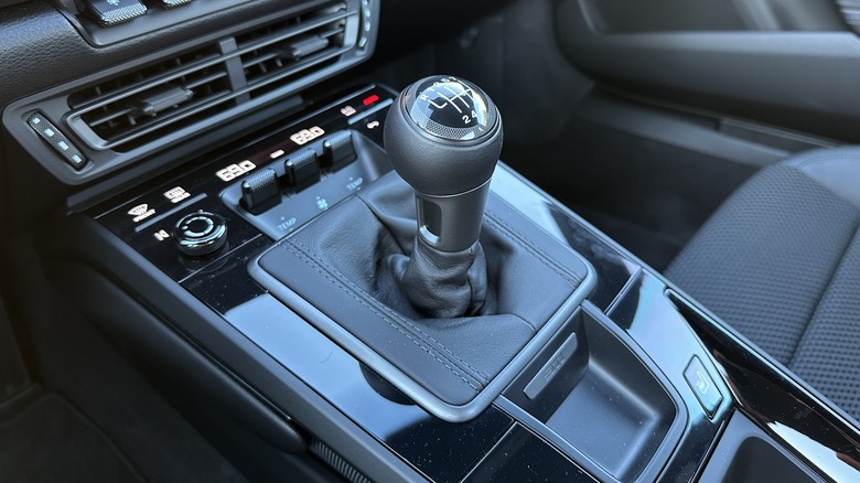 2023 Porsche 911 Carrera T shifter