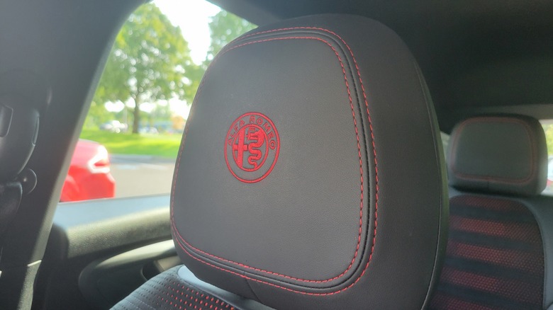 2024 Alfa Romeo Tonale Veloce headrest