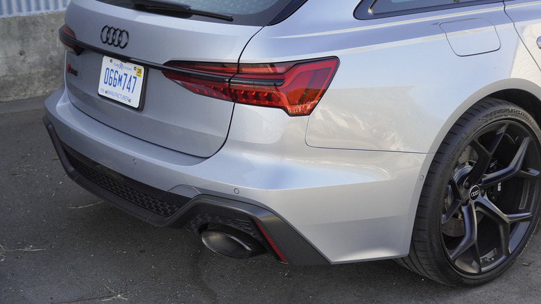 2024 Audi RS 6 Avant Performance exhaust and splitter detail