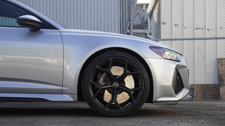 2024 Audi RS 6 Avant Performance front wheel and tire detail