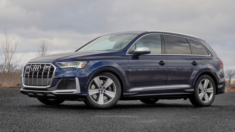 2024 Audi SQ7 front side view