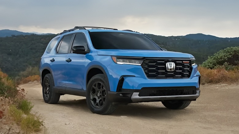 Honda Pilot during stormy day