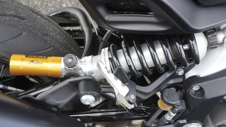 2024 Indian FTR x 100% R Carbon Öhlins suspension detail