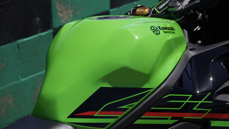 2024 Kawasaki Ninja ZX-4RR gas tank ergonomics detail