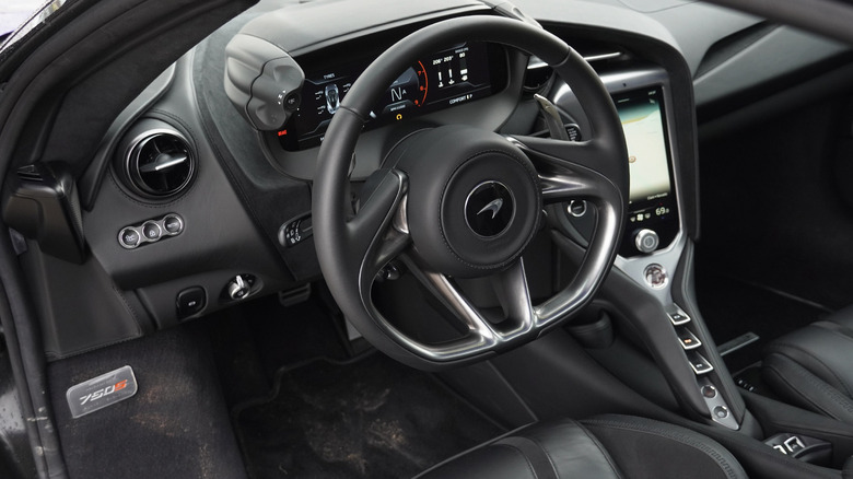 McLaren 750S dash and steering wheel update