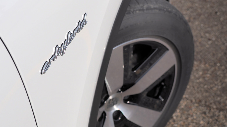 2024 Porsche Cayenne E-Hybrid badge and front wheel