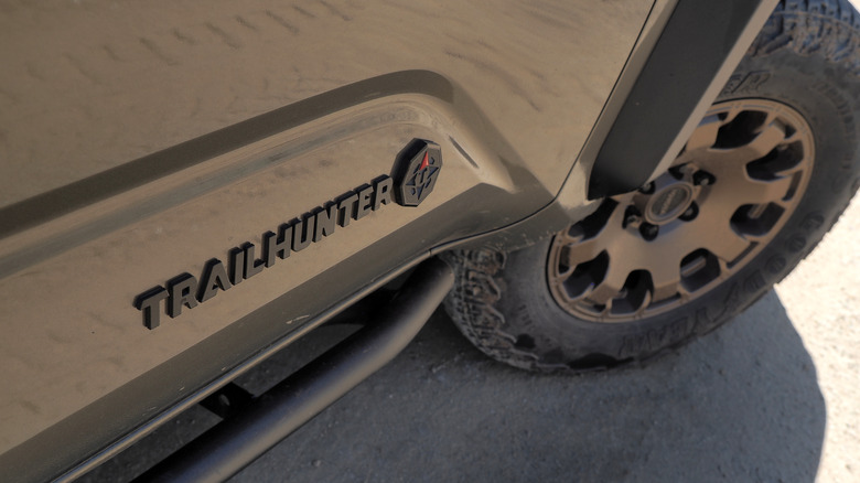 Trailhunter badge and front wheel