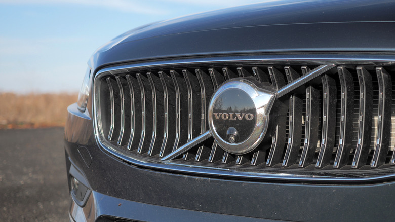 2024 Volvo V90 Cross Country grille