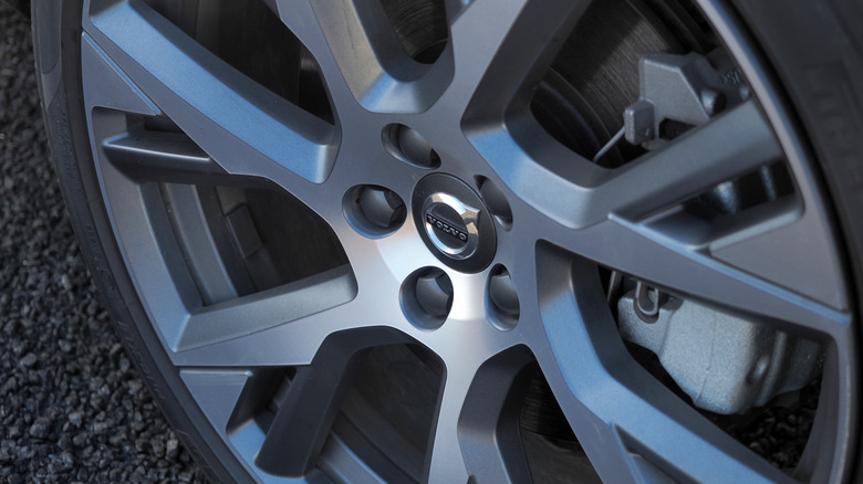 2024 Volvo V90 Cross Country wheel