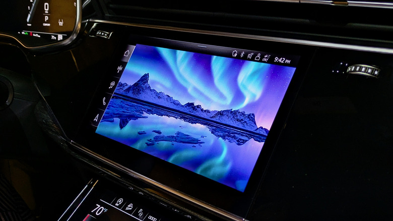 2025 Audi Q7 touchscreen with customizable theme.