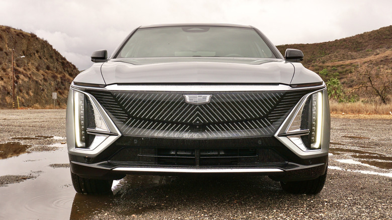 2025 Cadillac Lyriq Luxury 3 front end