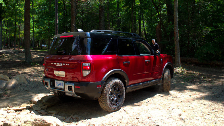 2025 Ford Bronco Sport Badlands Sasquatch turning onto the trail