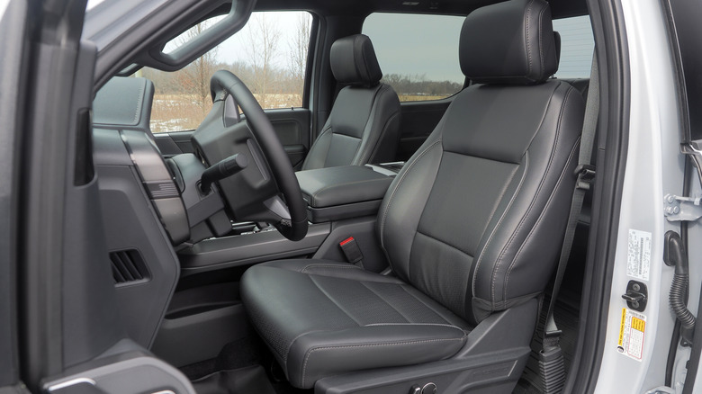 2025 Ford F-150 Lariat front seats