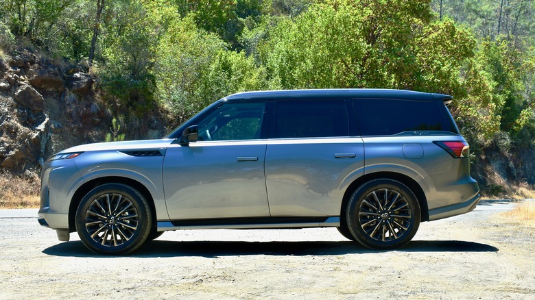 2025 Infiniti QX80 profile view