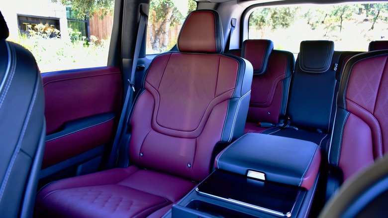 2025 Infiniti QX80 second-row seat.