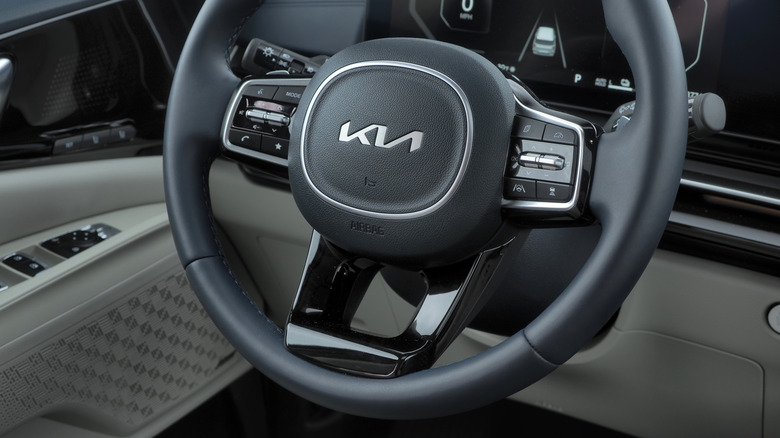 2025 Kia Carnival HEV steering wheel