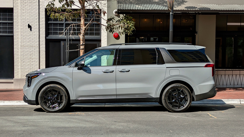 2025 Kia Carnival Hybrid profile view.