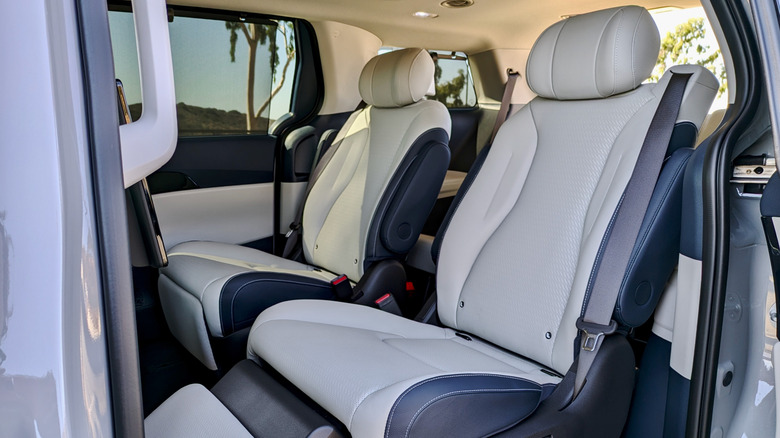 2025 Kia Carnival Hybrid second-row seats