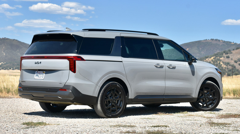 2025 Kia Carnival Hybrid rear three quarter view.