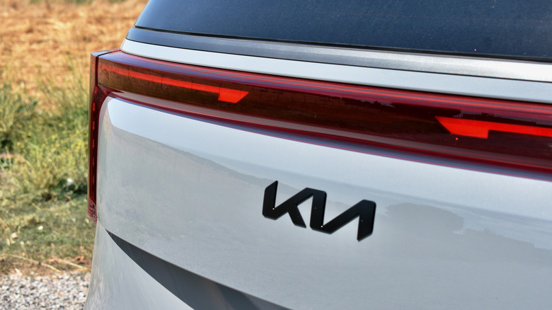 2025 Kia Carnival Hybrid taillights.