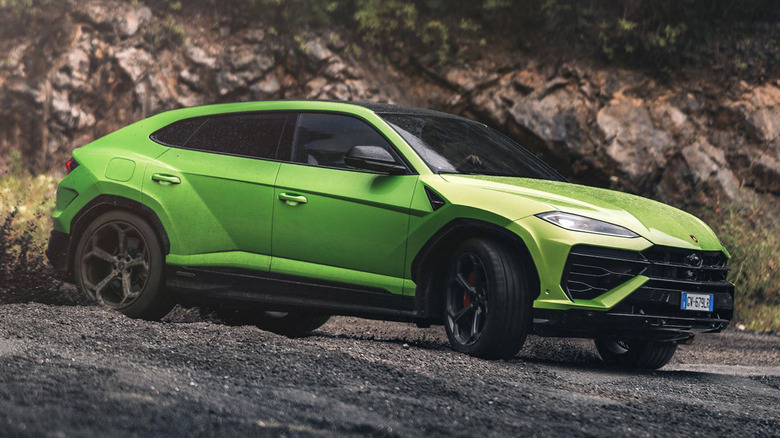 2025 Lamborghini Urus SE in the dirt