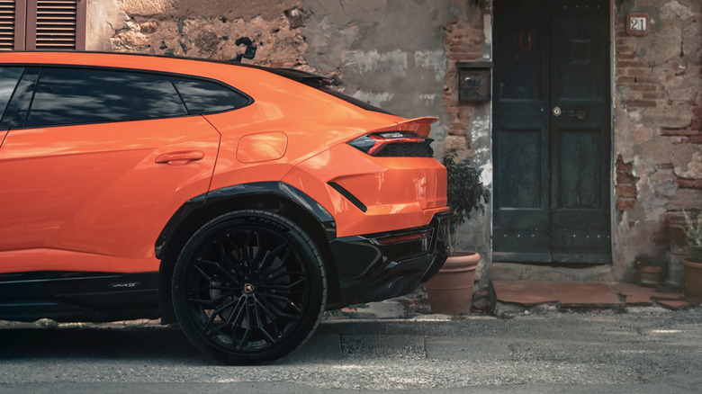 2025 Lamborghini Urus SE tail end detail