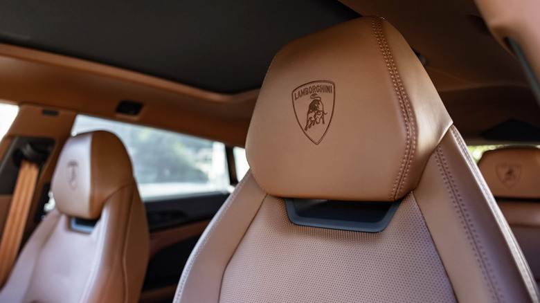 2025 Lamborghini Urus SE seats and headrest embroidery