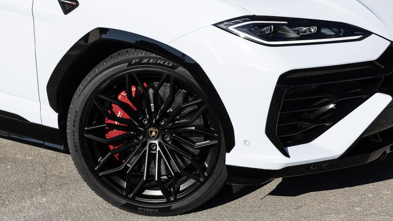 2025 Lamborghini Urus SE front bumper, wheel, and tire