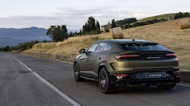 2025 Lamborghini Urus SE rear three-quarters in Italy