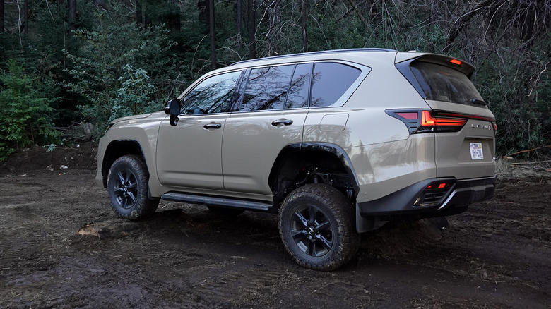 2025 Lexus LX 700h Overtrail rear suspension articulation