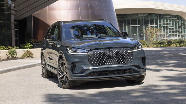 The 2025 Lincoln Aviator in Cenote Green color