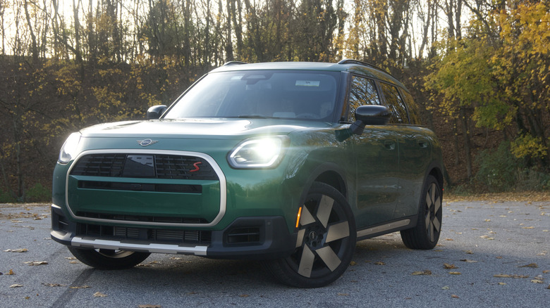 Front 3/4 view 2025 MINI Countryman