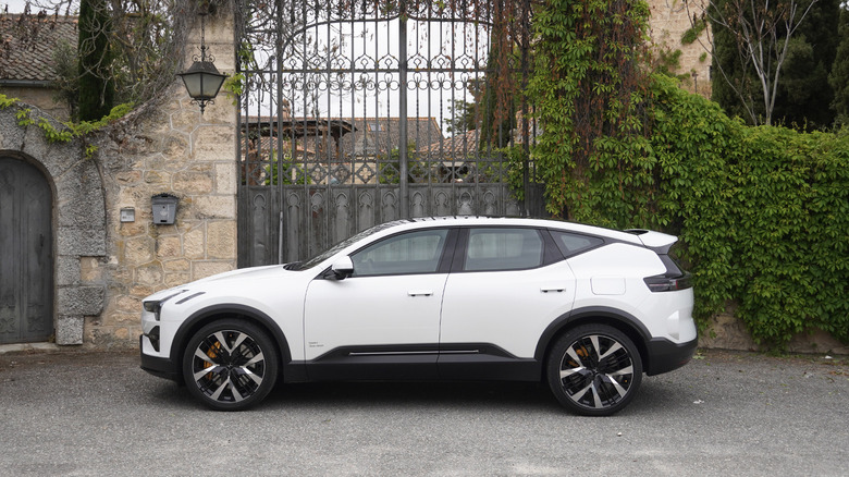 2025 Polestar 3 side profile in Spain