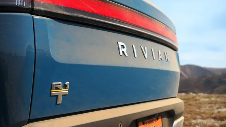 Rivian R1T truck logo