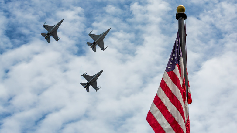 F-16s flying in formation