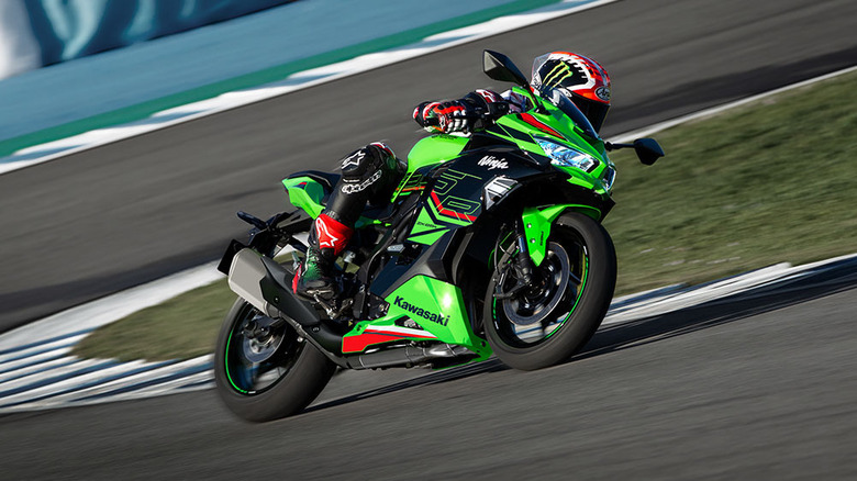 The Kawasaki ZX-25R SE KRT Edition on the track