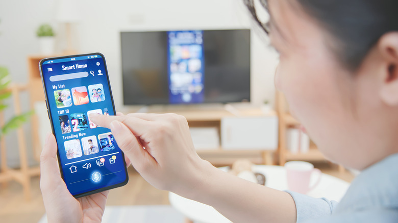 woman mirroring smartphone to TV